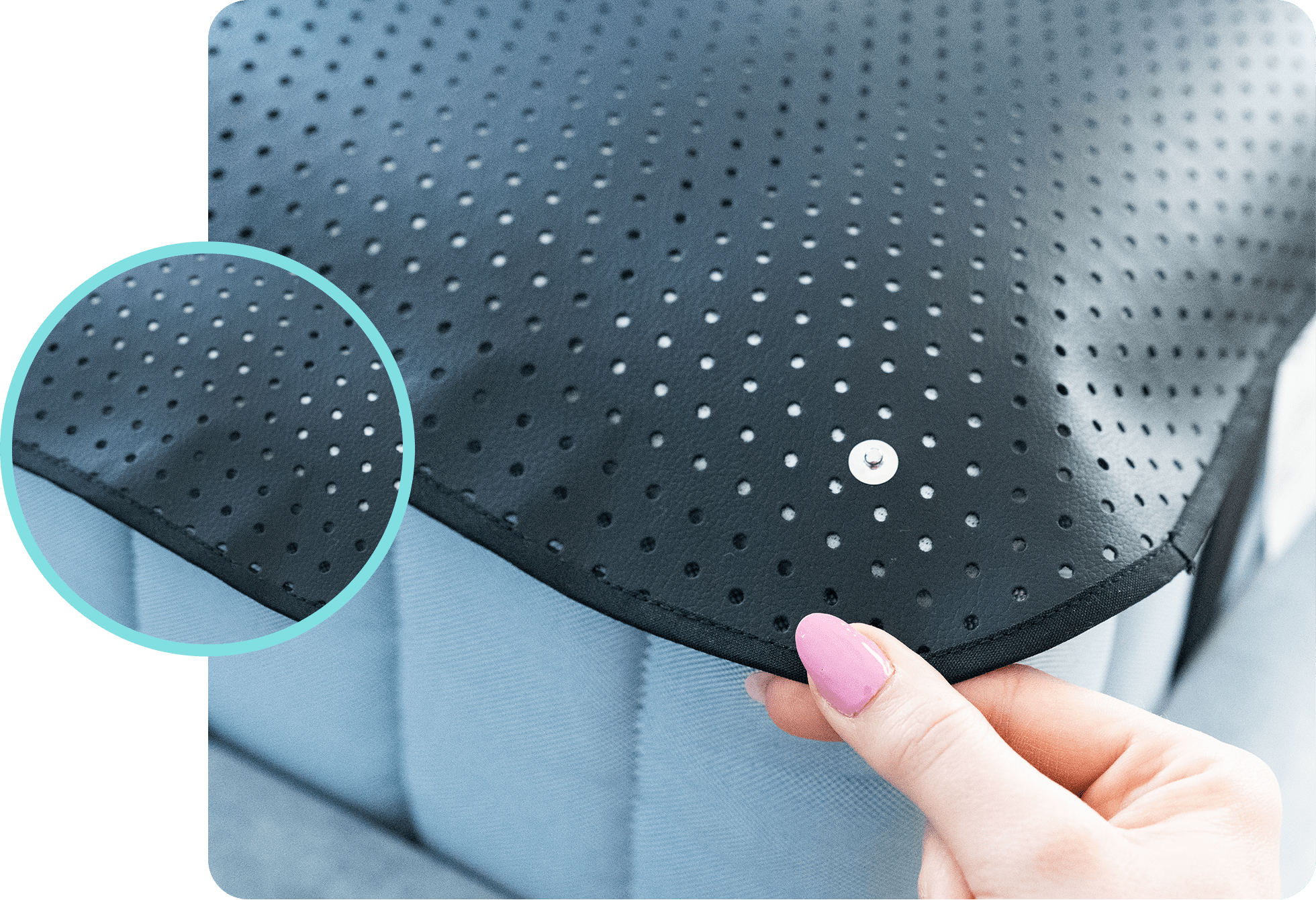 Tapis de mise à la terre noir perforé tenu par une main avec un gros plan sur la texture du matériau.